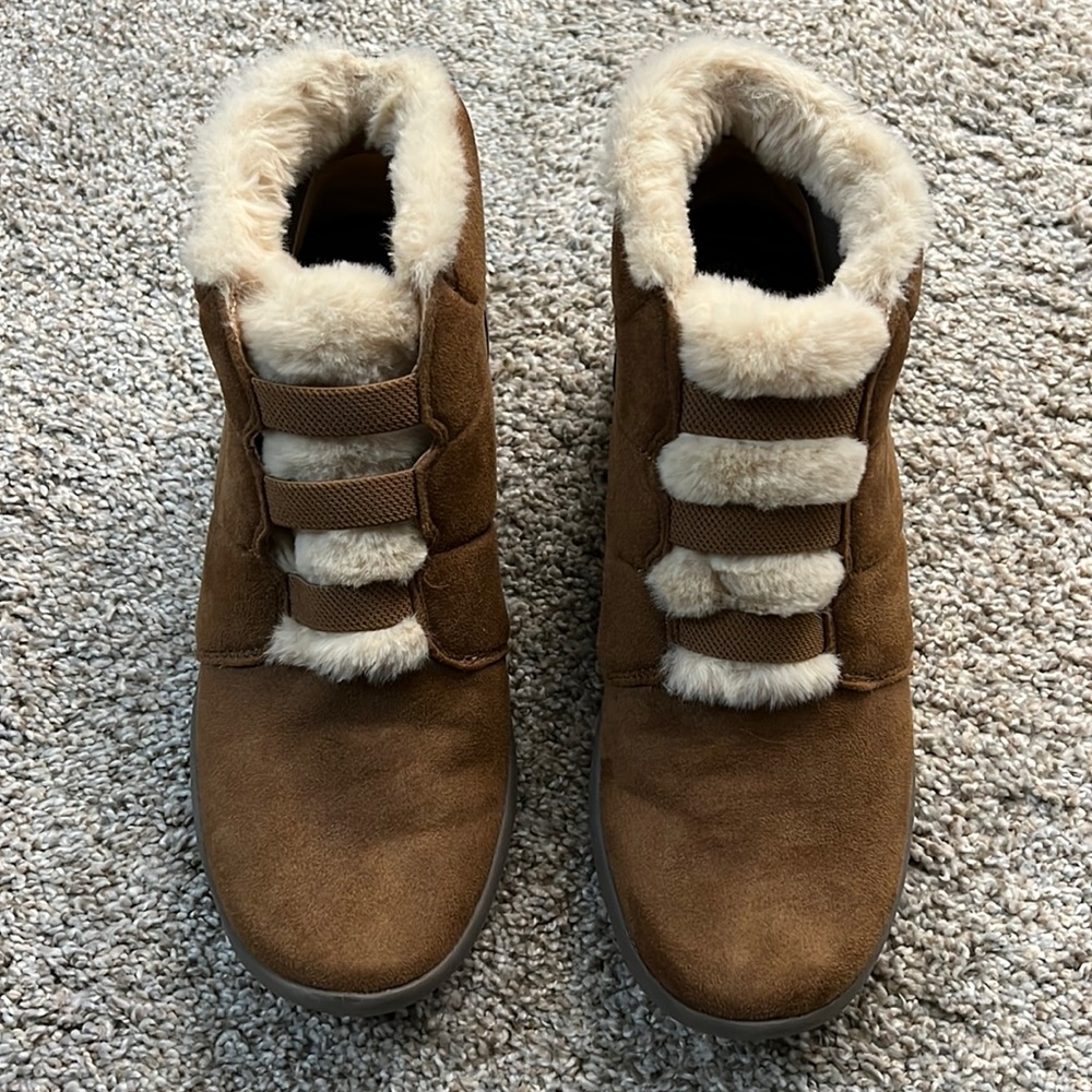 Bzees EUC golden puff booties brown/tan size 8